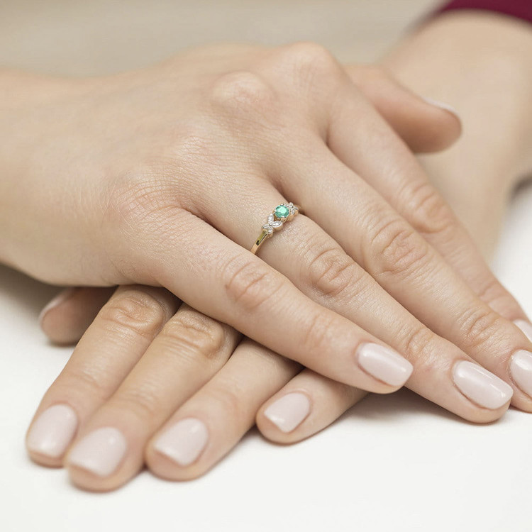 Pierścionek ze złota ze szmaragdem i diamentami