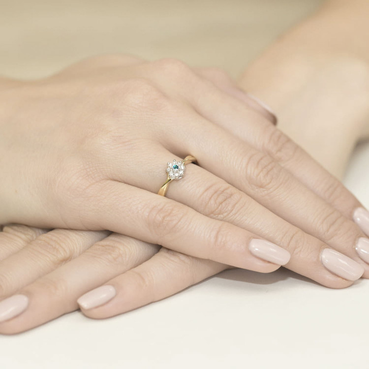 Pierścionek ze złota ze szmaragdem i diamentami