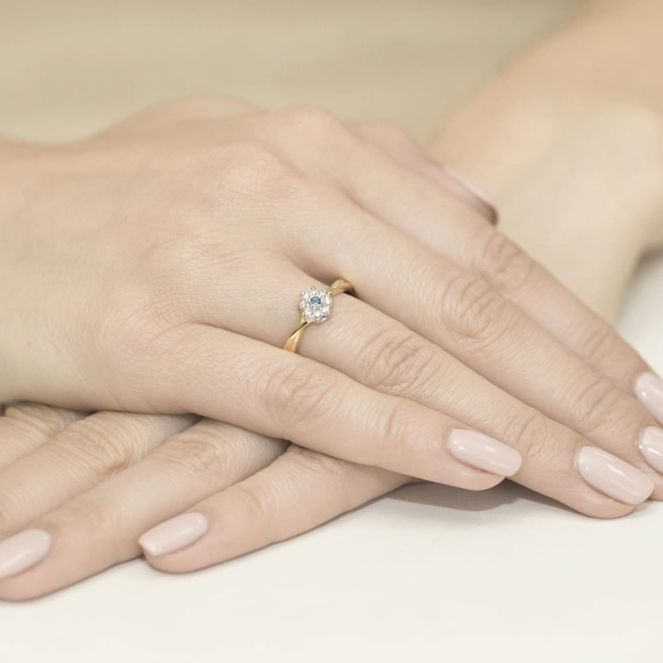 Pierścionek ze złota z topazem i diamentami