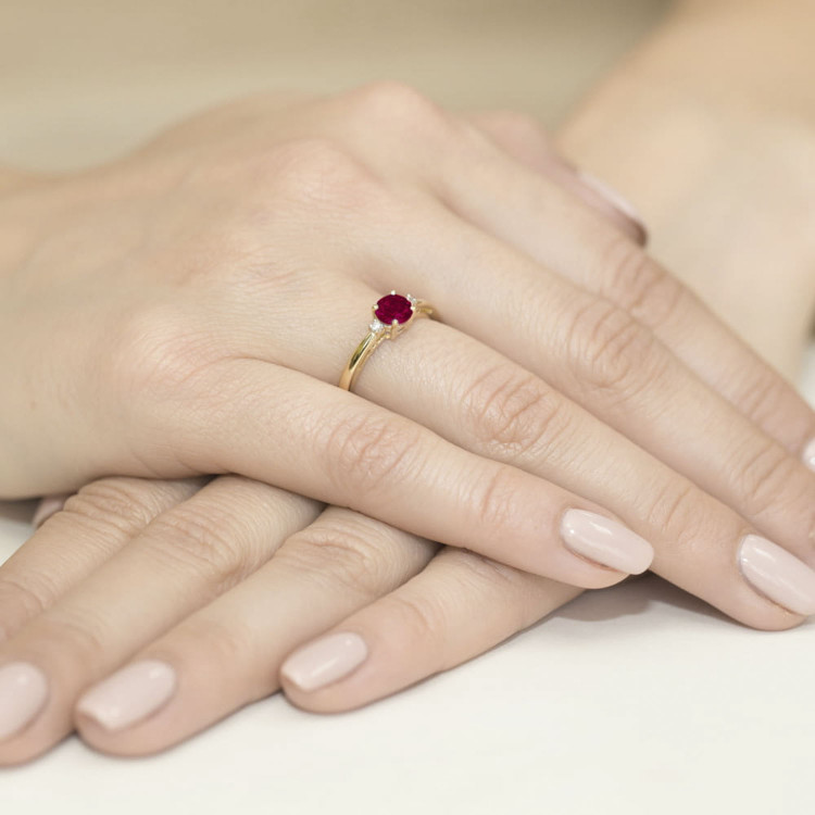 Pierścionek ze złota z granatem i diamentami