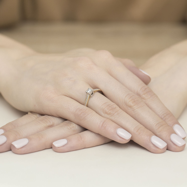 Pierścionek ze złota z diamentami