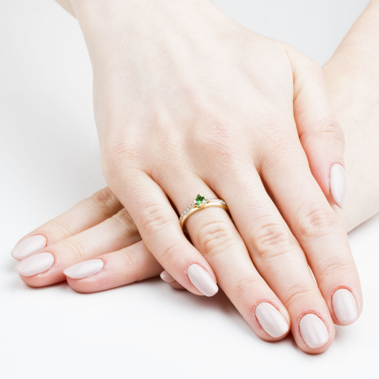 Pierścionek ze złota z zieloną cyrkonią