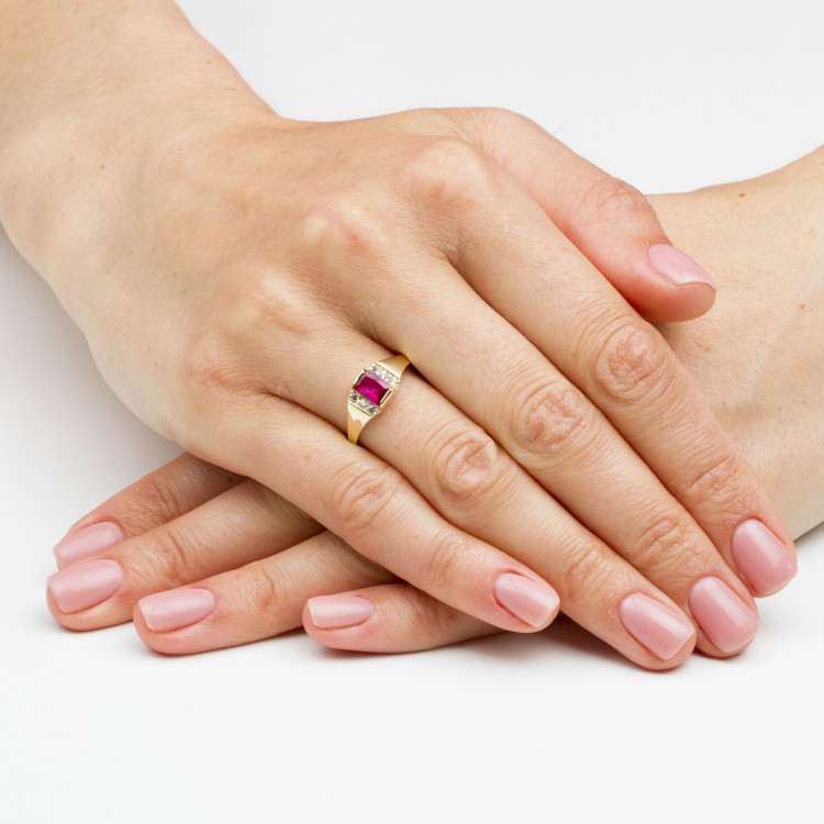 Pierścionek ze zlota z różową cyrkonią