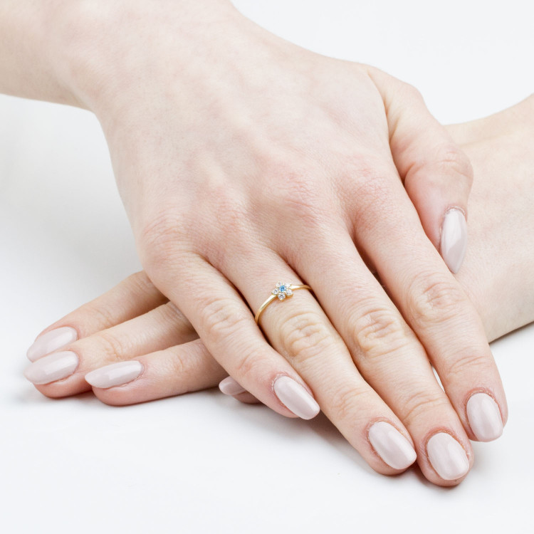 Pierścionek ze złota z niebieską cyrkonią