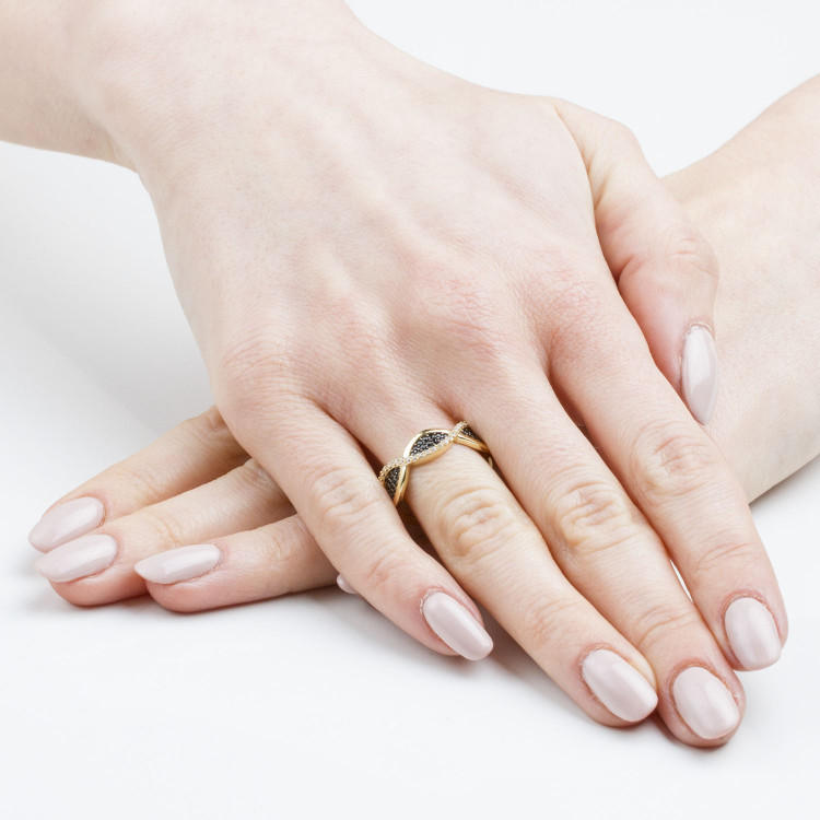 Pierścionek ze złota z czarnymi i białymi cyrkoniami