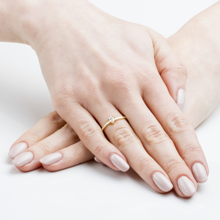 Pierścionek ze złota z cyrkonią