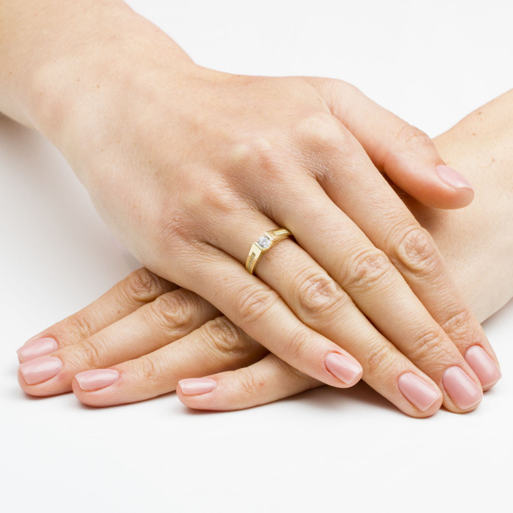 Pierścionek ze złota z cyrkoniami