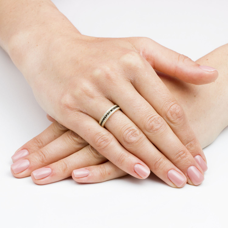 Pierścionek ze złota z białymi i z czarnymi cyrkoniami