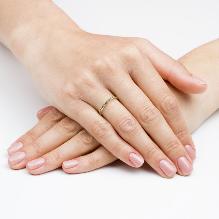 Pierścionek ze złota z czarnymi cyrkoniami