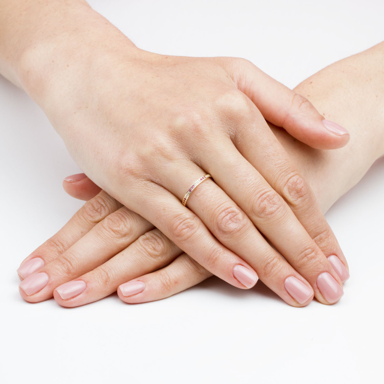 Pierścionek ze złota z białymi i różowymi cyrkoniami