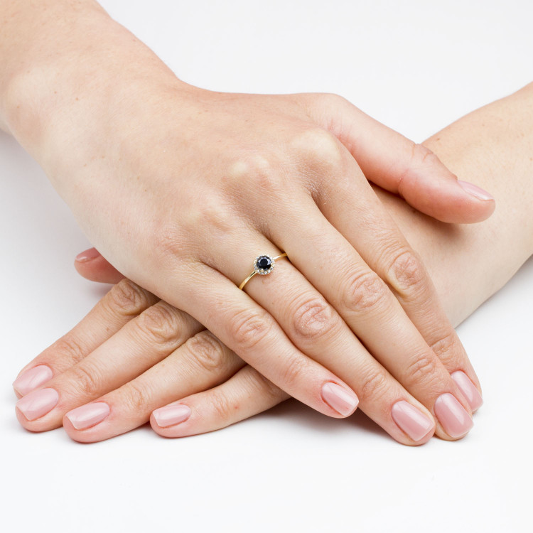 Pierścionek ze złota z czarną cyrkonią