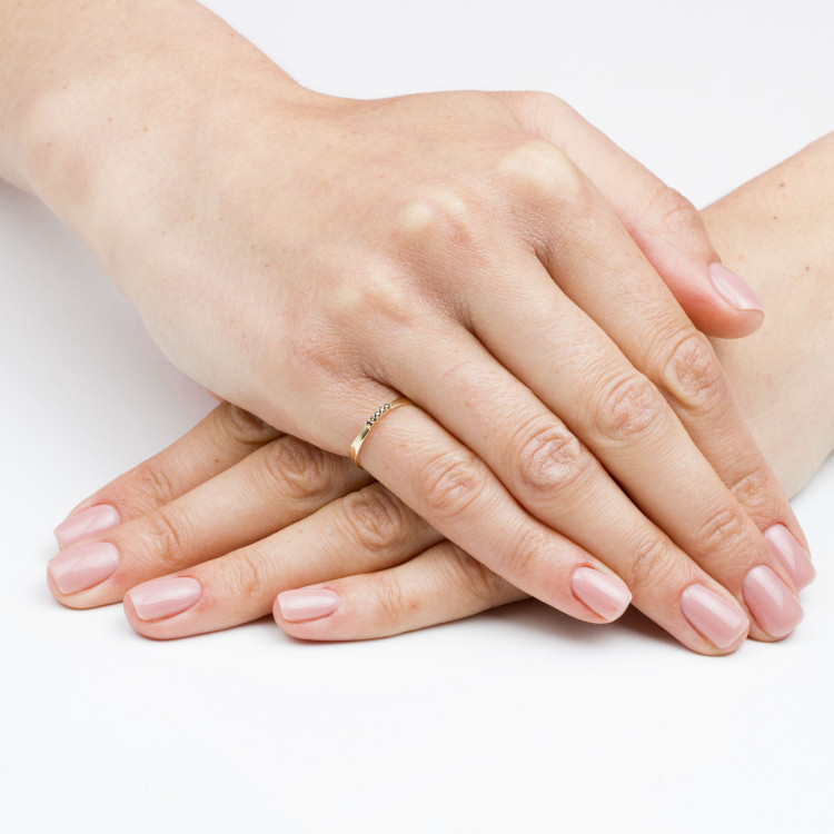 Pierścionek ze złota z czarnymi cyrkoniami