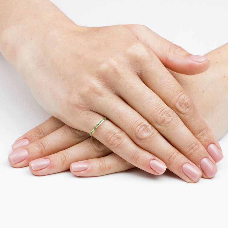 Pierścionek ze złota z zielonymi cyrkoniami