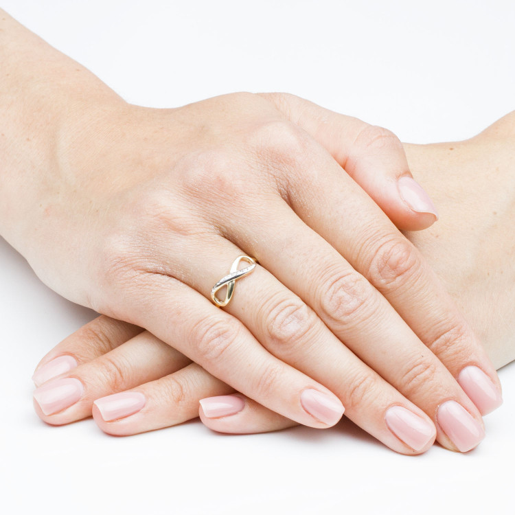 Pierścionek ze złota nieskończoność