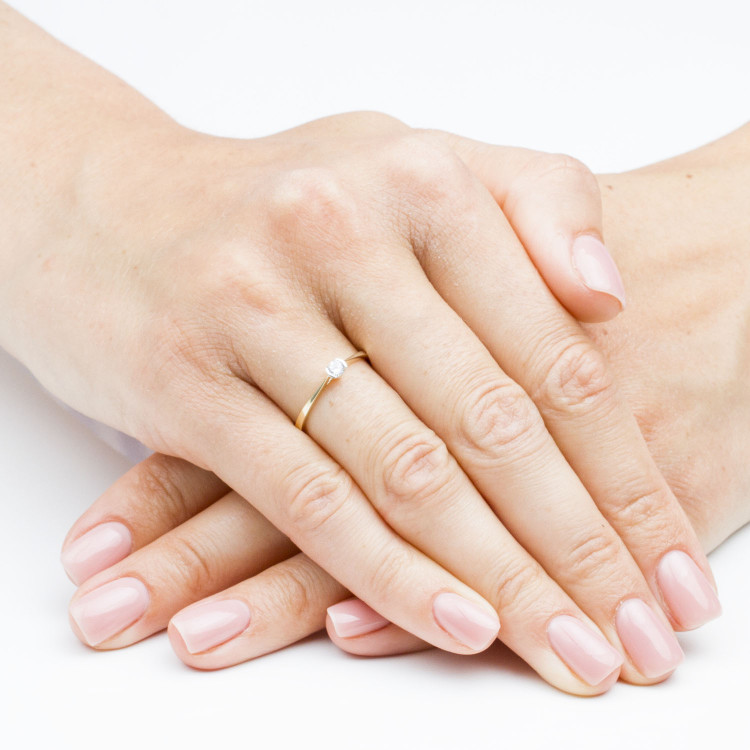 Pierścionek ze złota z cyrkonią