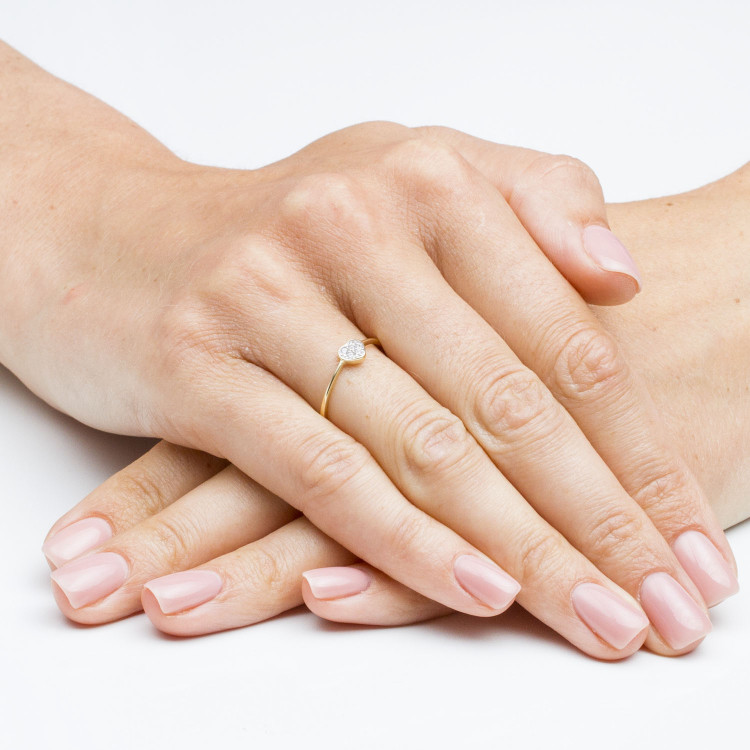 Pierścionek ze złota serce z cyrkoniami