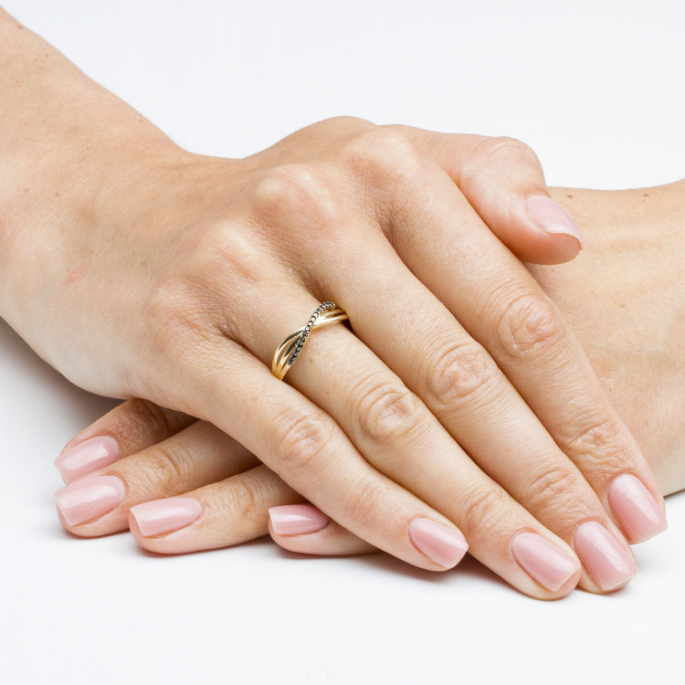 Pierścionek ze złota z czarnymi cyrkonaimi