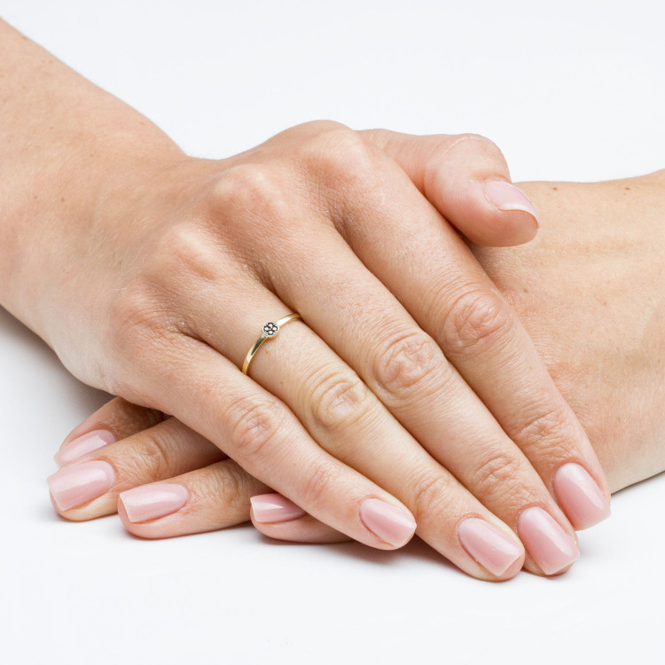 Pierścionek ze złota z czarnymi cyrkoniami