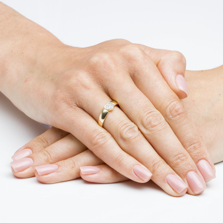 Pierścionek ze złota serce z cyrkoniami