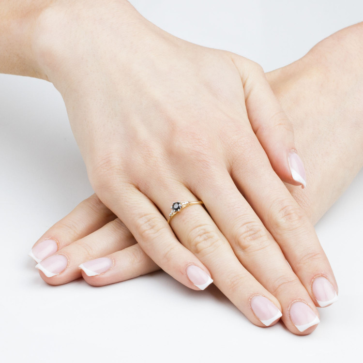 Pierścionek ze złota z czarną cyrkonią