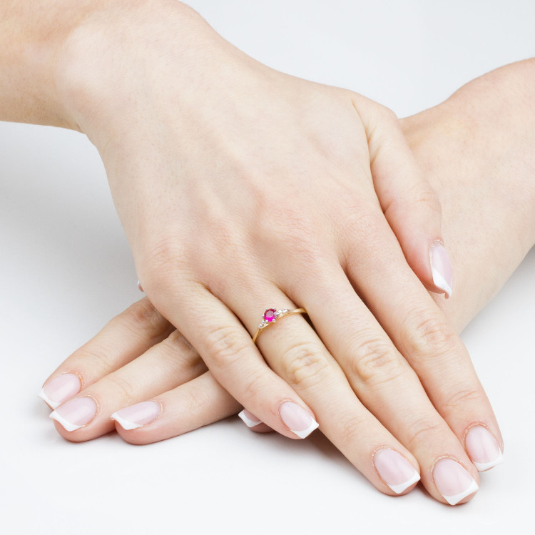 Pierścionek ze złota z różową cyrkonią
