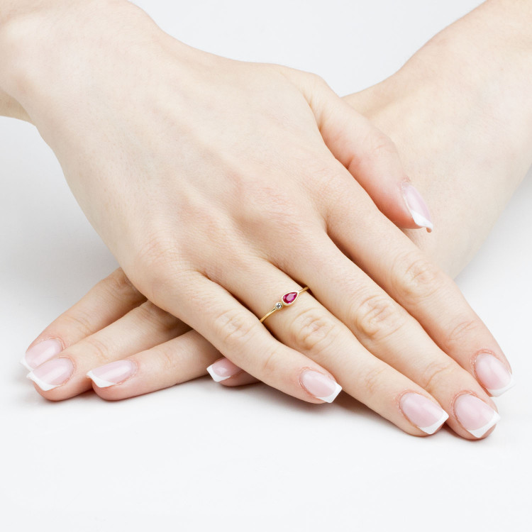 Pierścionek ze złota z różową cyrkonią