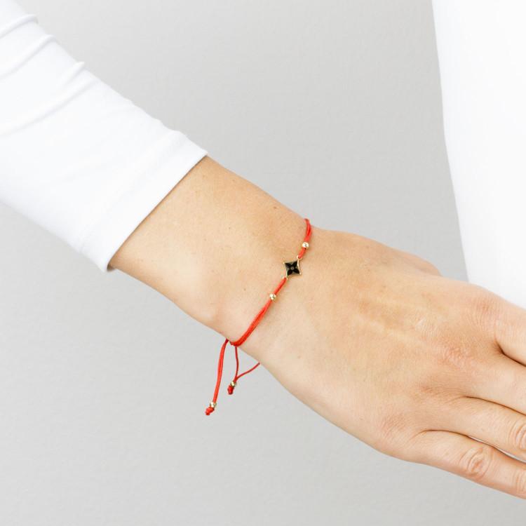 Bransoletka ze złota na czerwonym sznurku