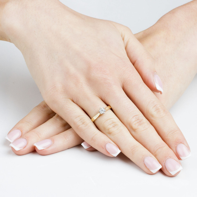 Pierścionek z różowego złota z diamentem