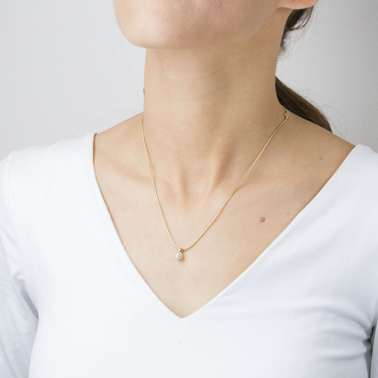 Złota zawieszka z diamentami