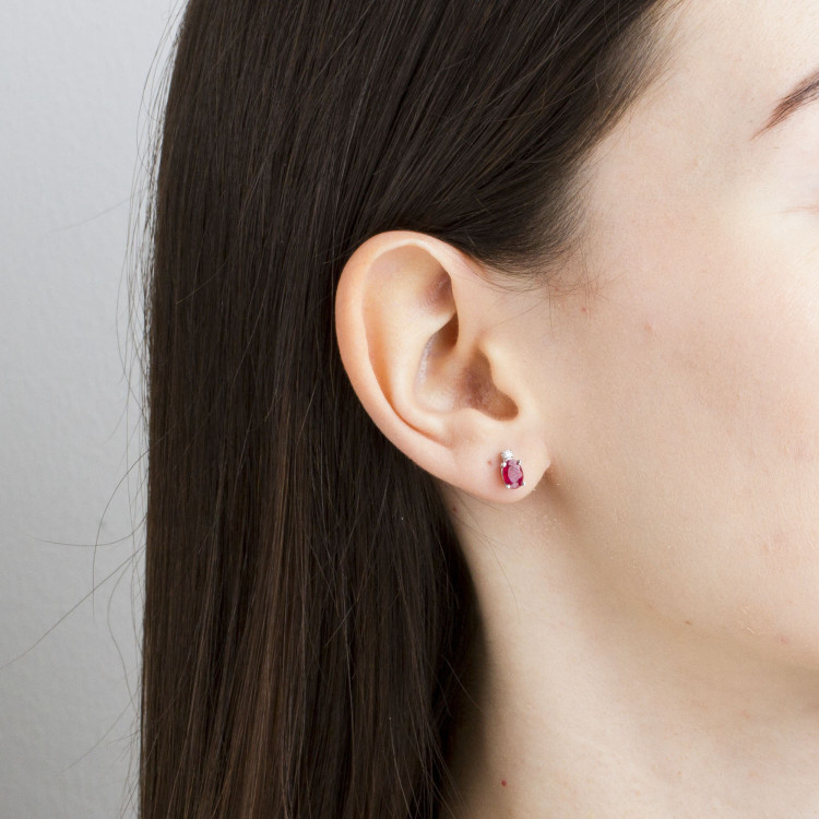 Złote kolczyki z rubinem