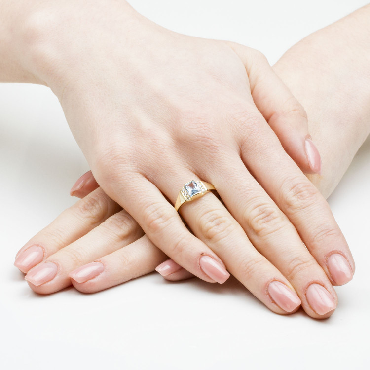 Pierścionek ze złota z niebieską cyrkonią