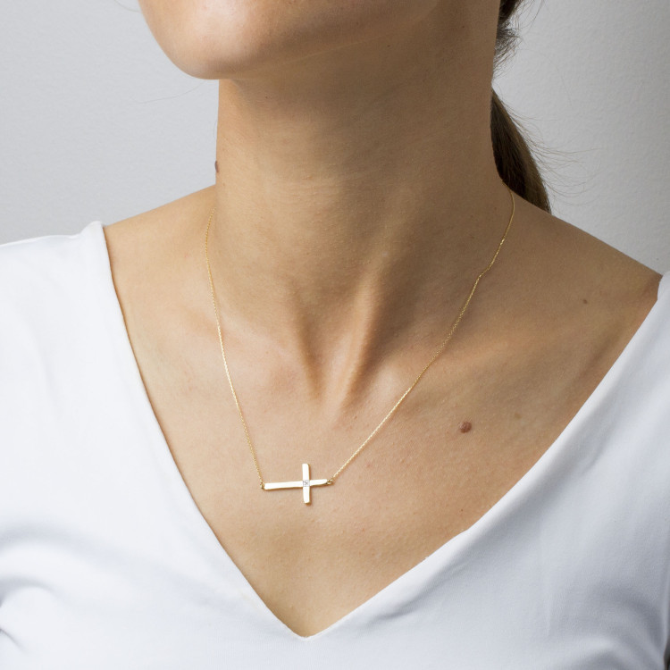 Złota celebrytka krzyżyk z diamentami