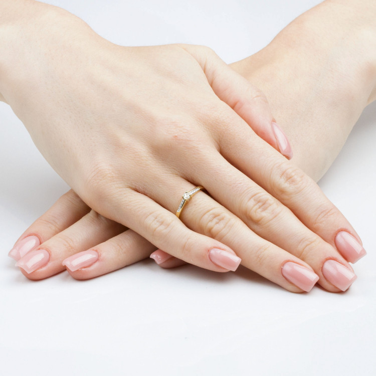 Pierścionek ze złota z diamentami