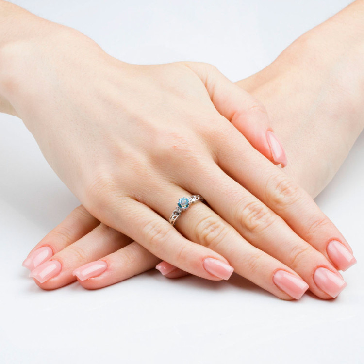 Pierścionek z białego złota z topazem