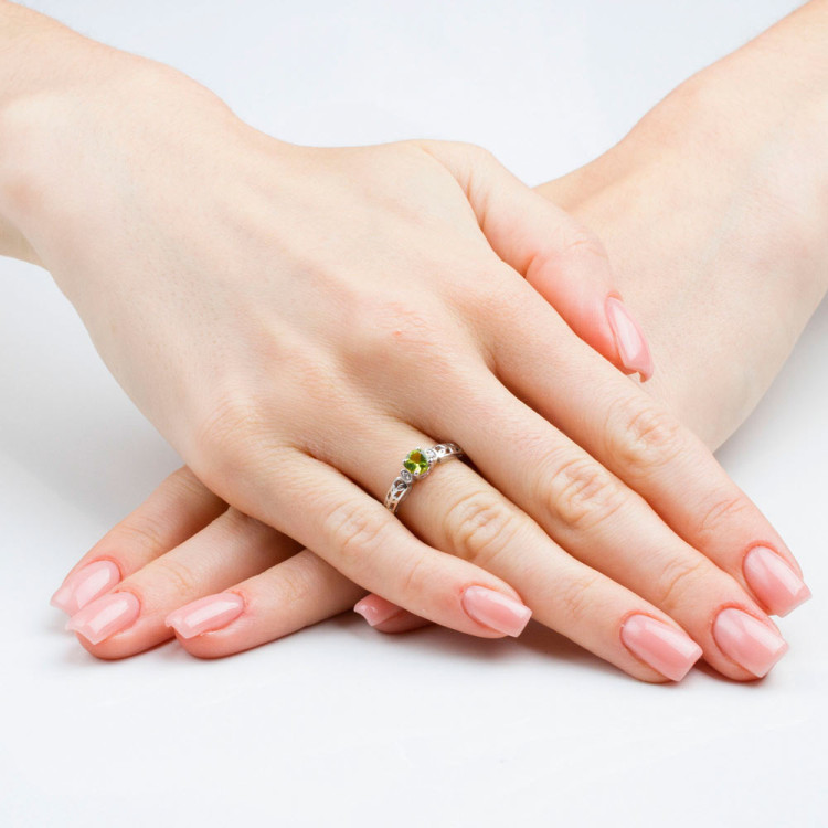 Pierścionek z białego złota z oliwinem