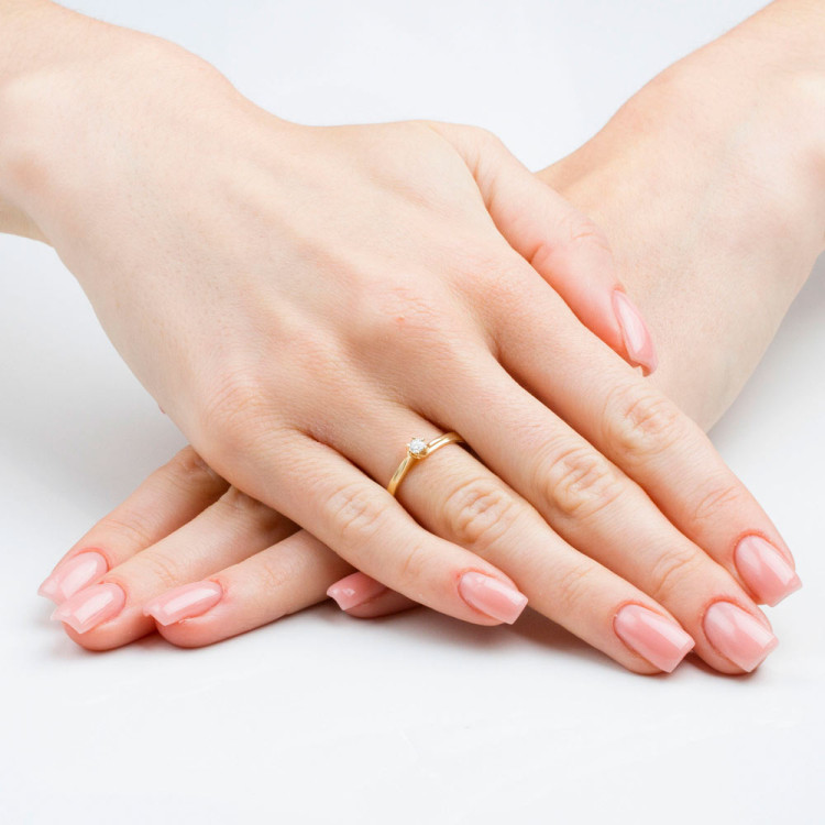 Pierścionek zaręczynowy z białego złota z diamentem