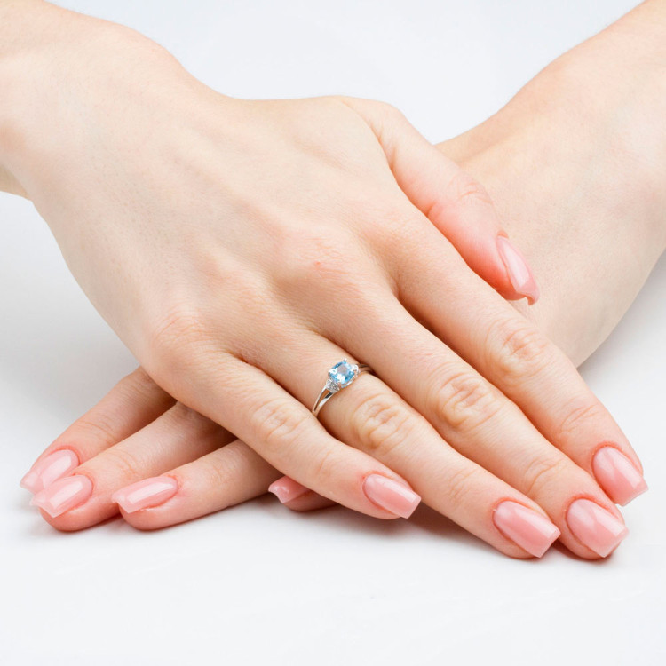 Pierścionek z żółtego złota z topazem