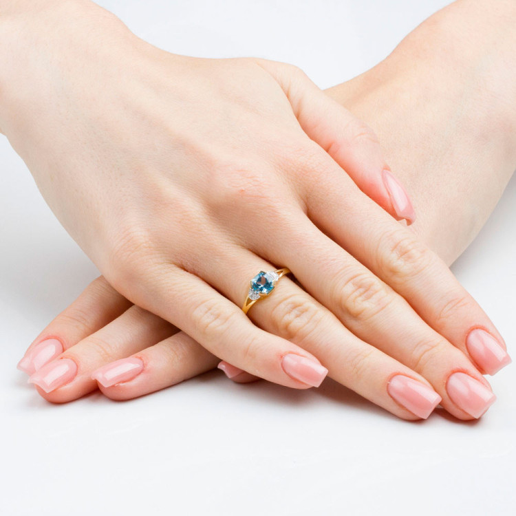 Pierścionek z żółtego złota z topazem