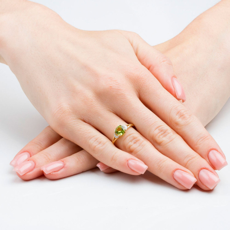 Pierścionek z oliwinem i diamentami