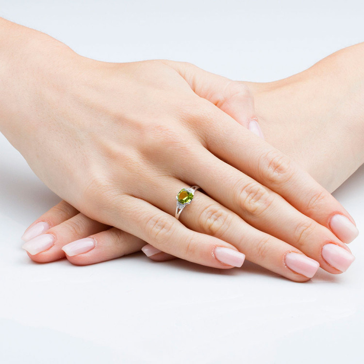 Pierścionek z oliwinem i diamentami