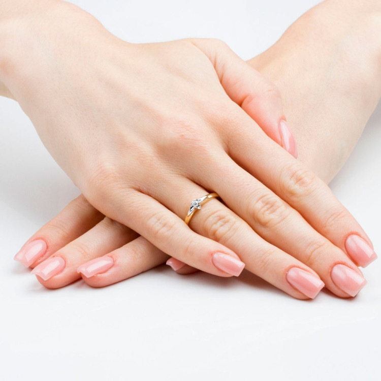 Pierścionek zaręczynowy z białego złota