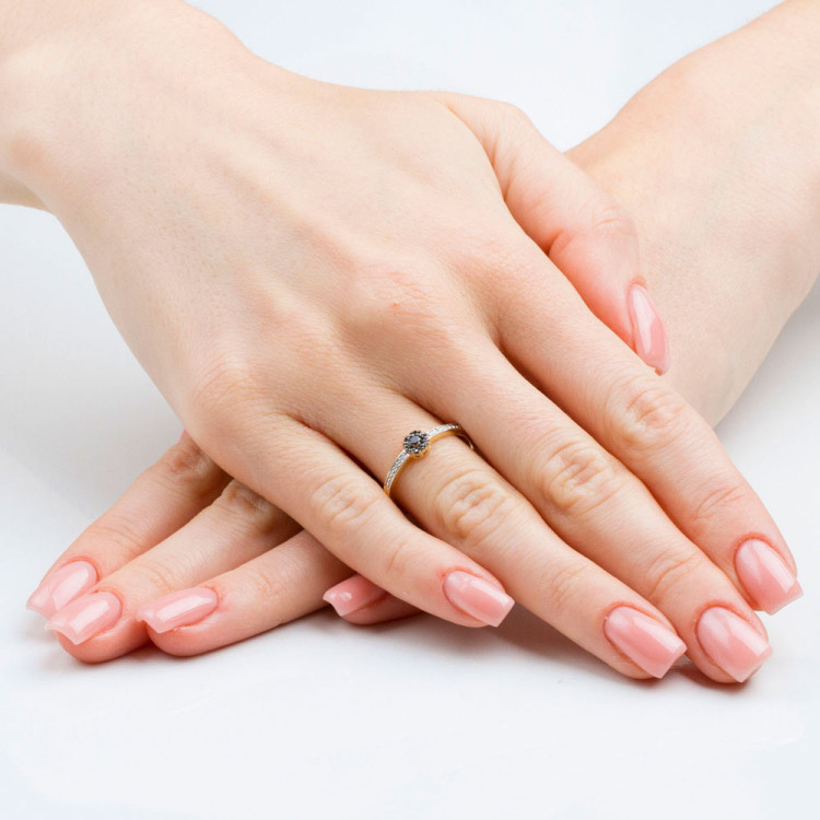 Złoty pierścionek z czarnymi diamentami