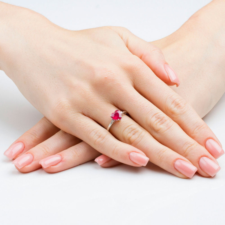 Pierścionek z dużym rubinem w kształcie serca