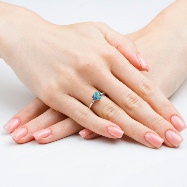 Pierścionek z dużym topazem w kształcie serca