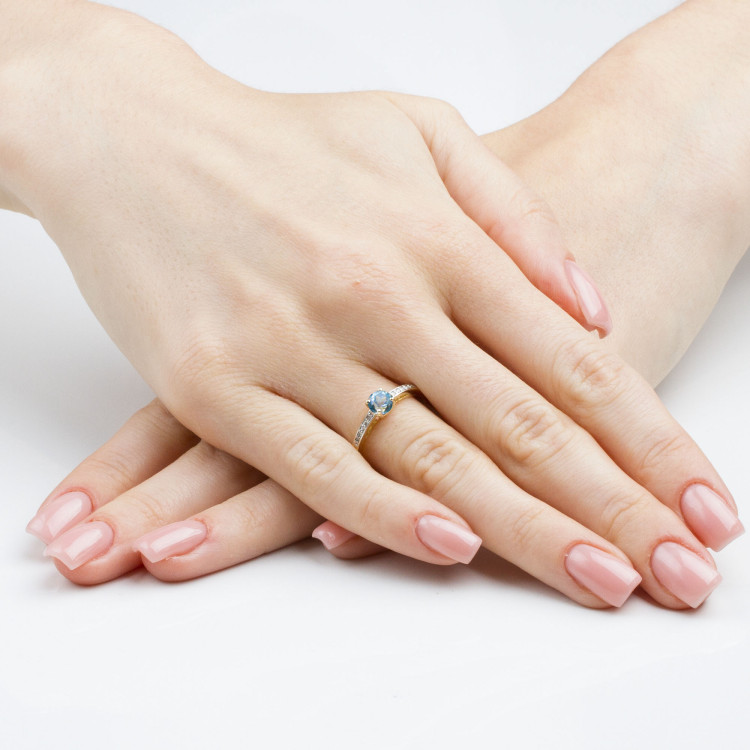 Pierścionek z białego złota z topazem