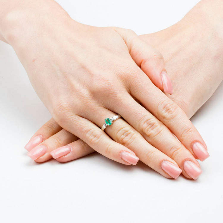 Pierścionek zaręczynowy ze złoty z szmaragdem