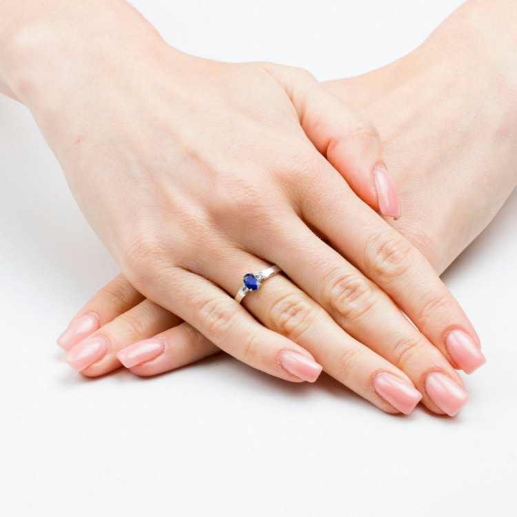 Pierścionek z szafirem