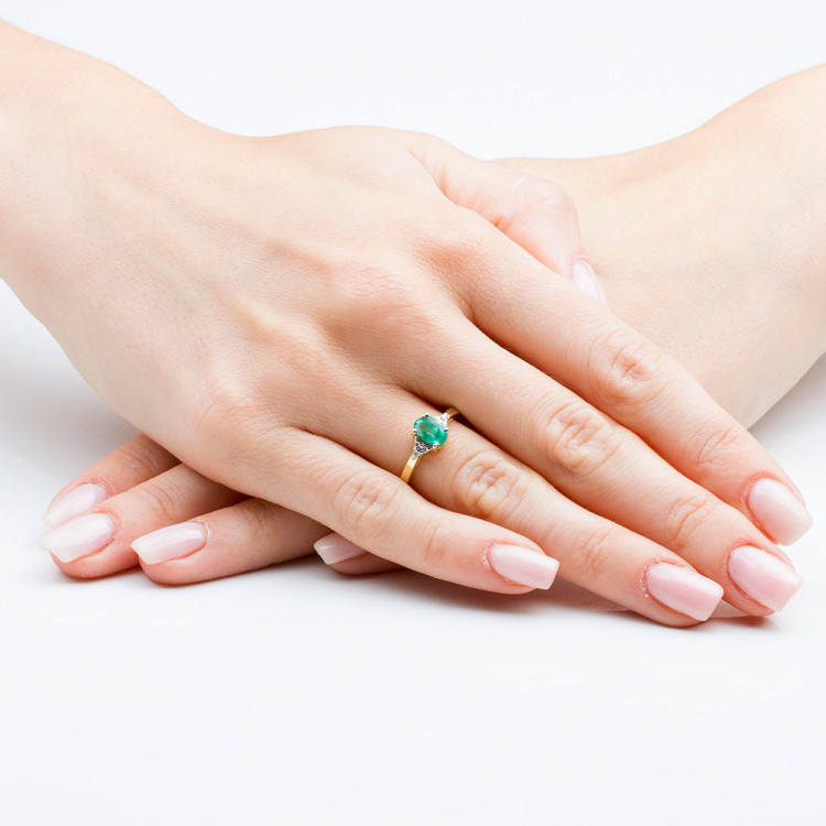 Pierścionek ze złota ze szmaragdem i diamentami