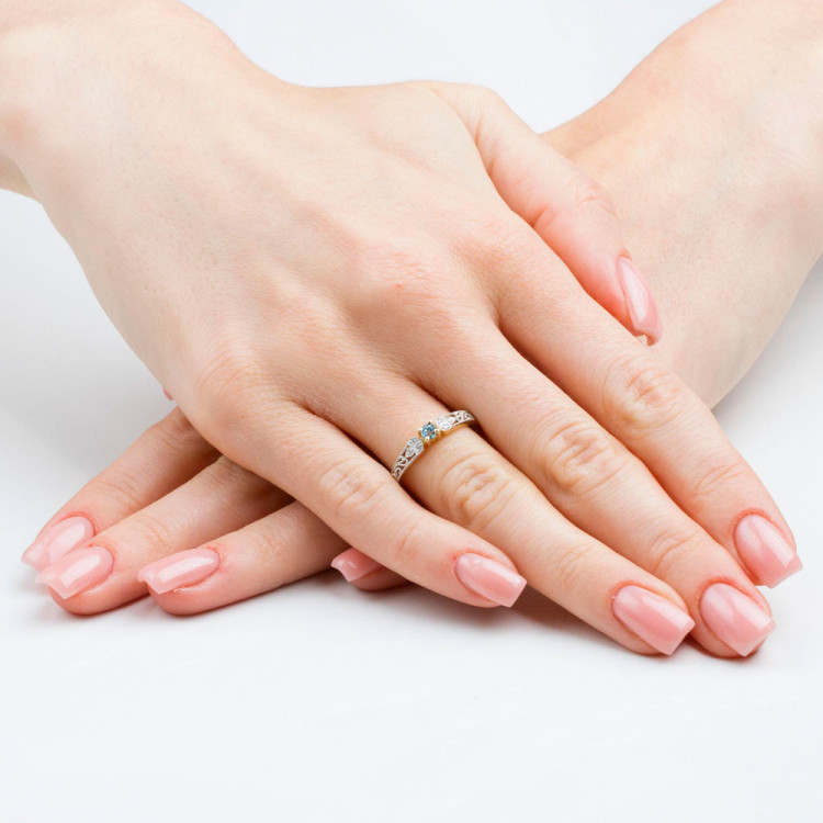 Pierścionek z diamentami i topazem