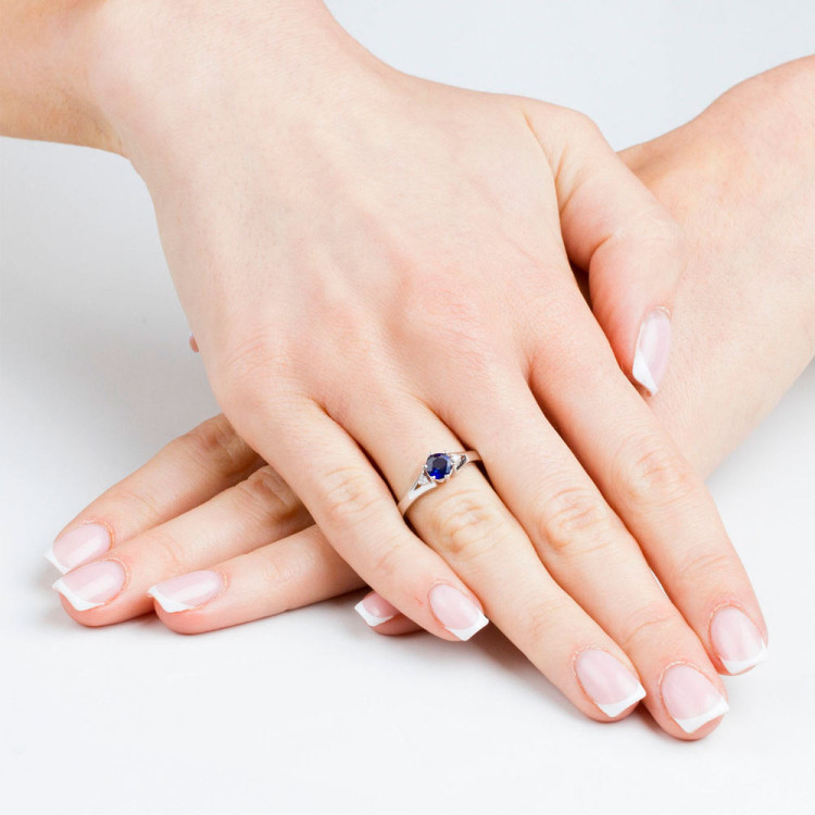 Złoty pierścionek z szafirem